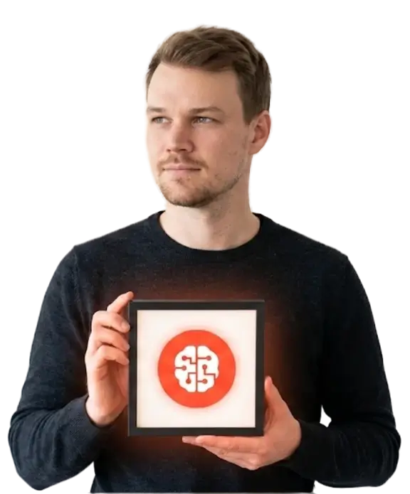 Christopher Matt hält ein leuchtendes ki-icon als Leuchtschild in der Hand - Symbol für die KI-Deklarationspflicht