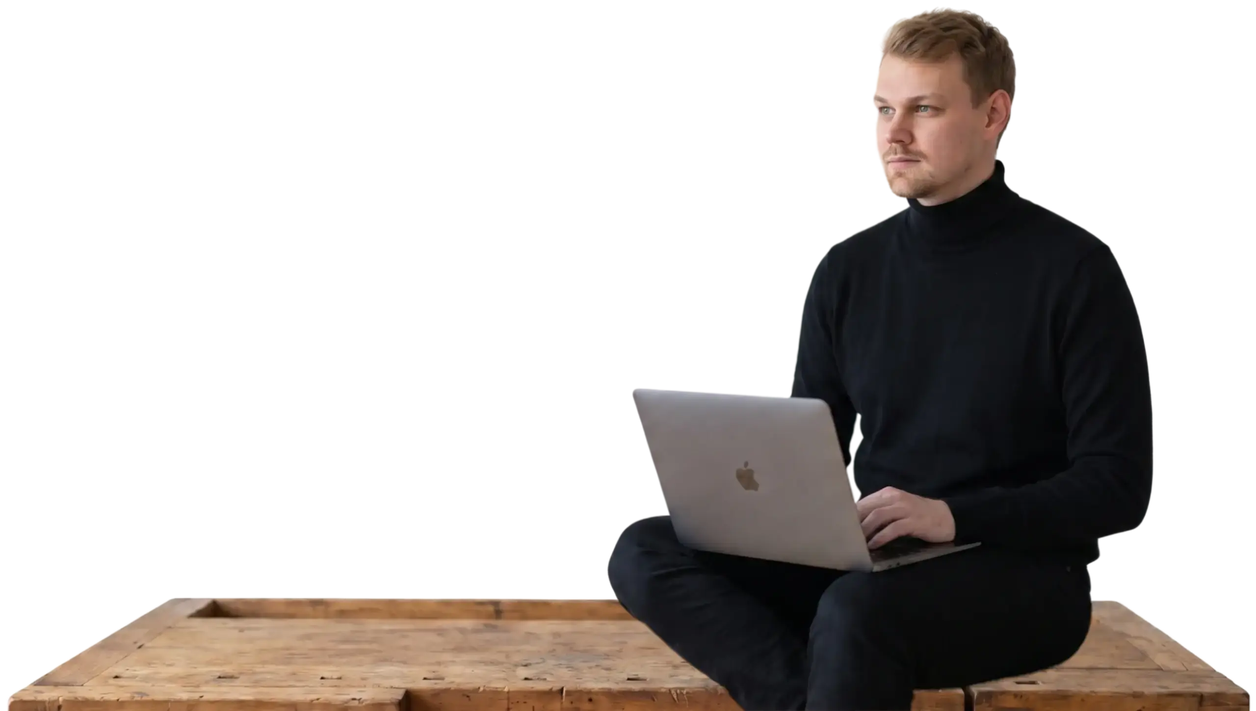 Christopher Matt Webentwickler Greppen Luzern - Desktop Hero Christopher Matt, Webentwickler aus Greppen (Luzern), sitzt mit MacBook auf der Werkbank
