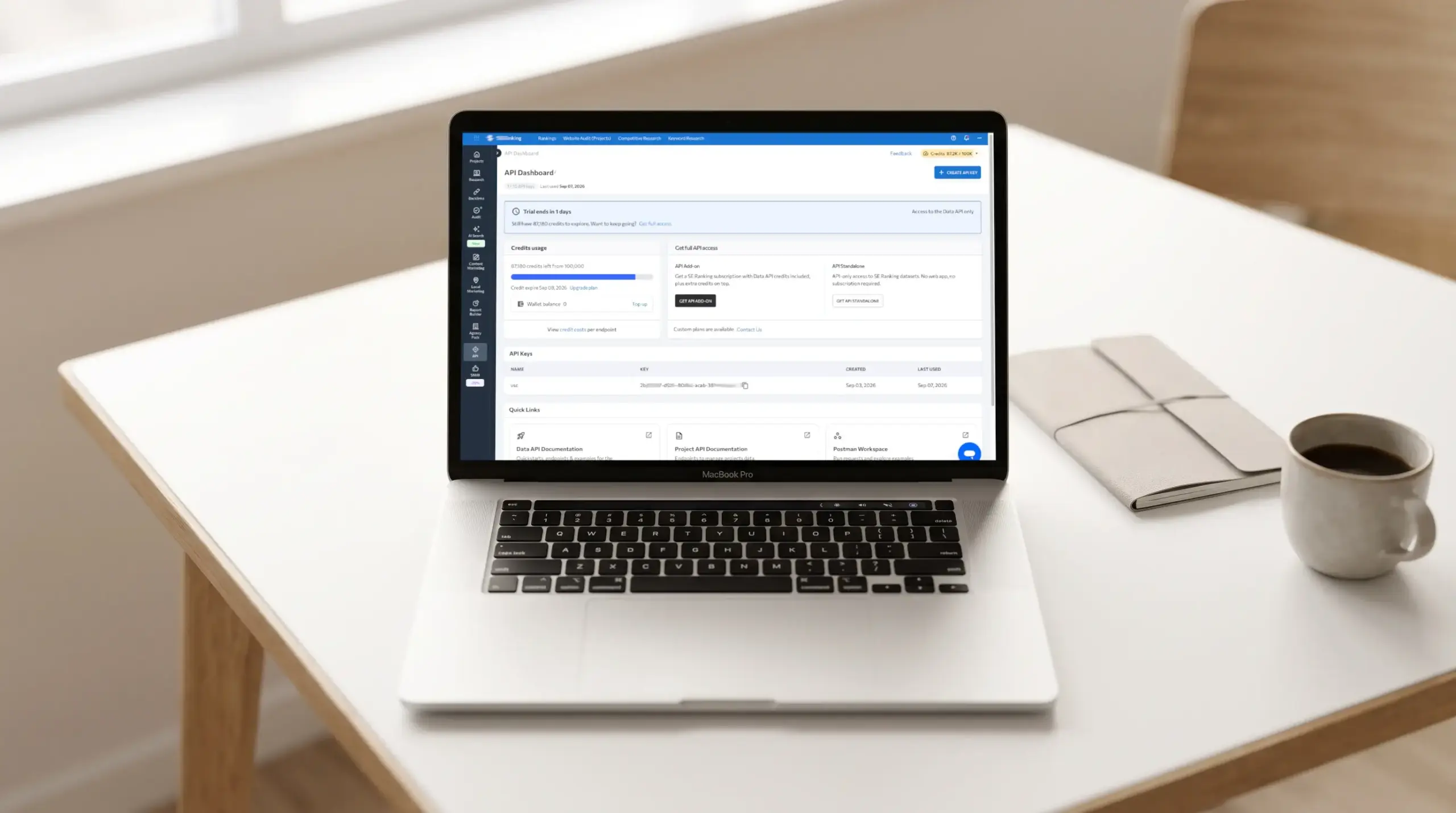 Schweizer Arbeitsplatz mit Laptop für Webhosting-Vergleich