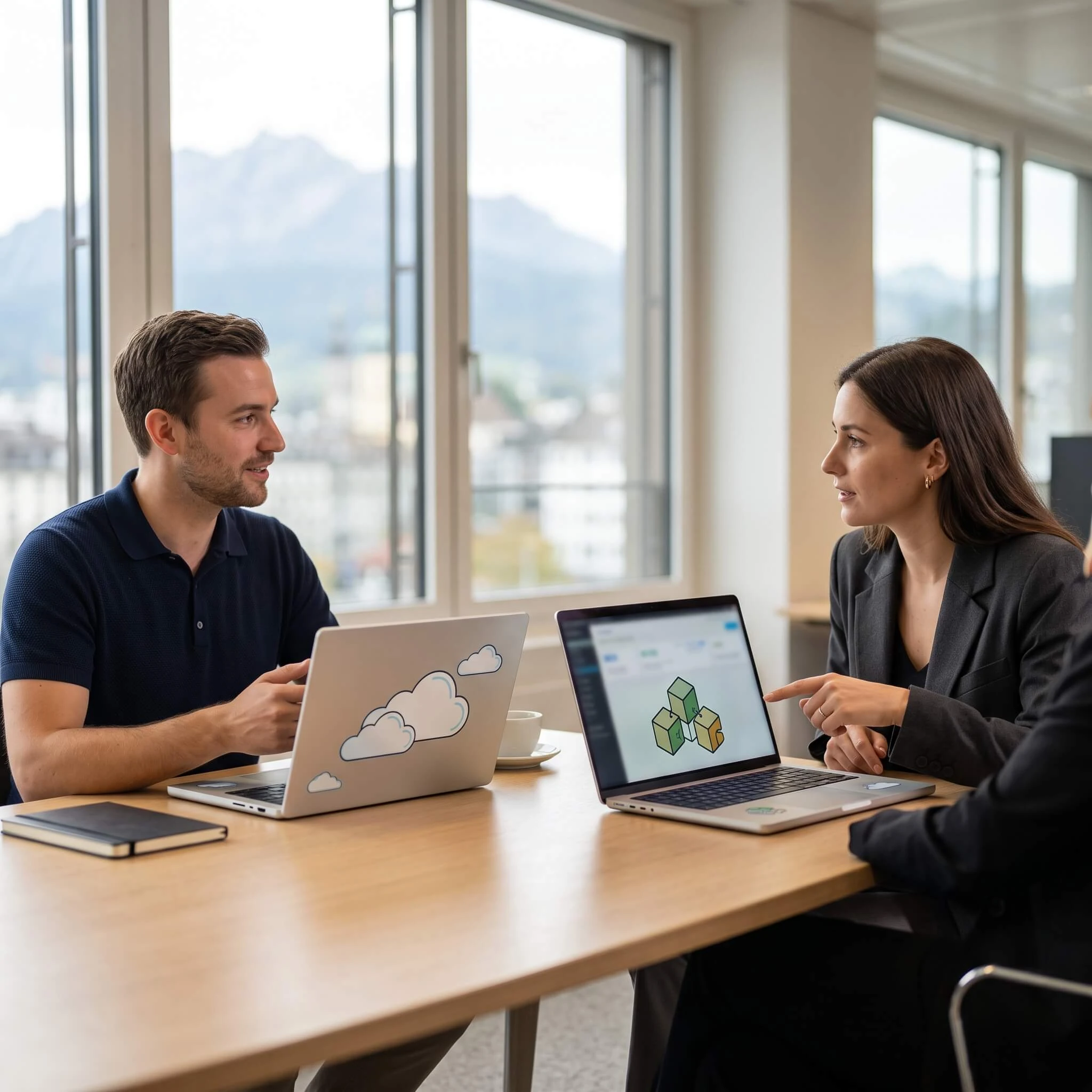 Shopify Schweiz: Erfahrungen, Kosten und Alternativen 2026 2 Berater und Kunde vergleichen Shopify und WooCommerce im Beratungsgespräch